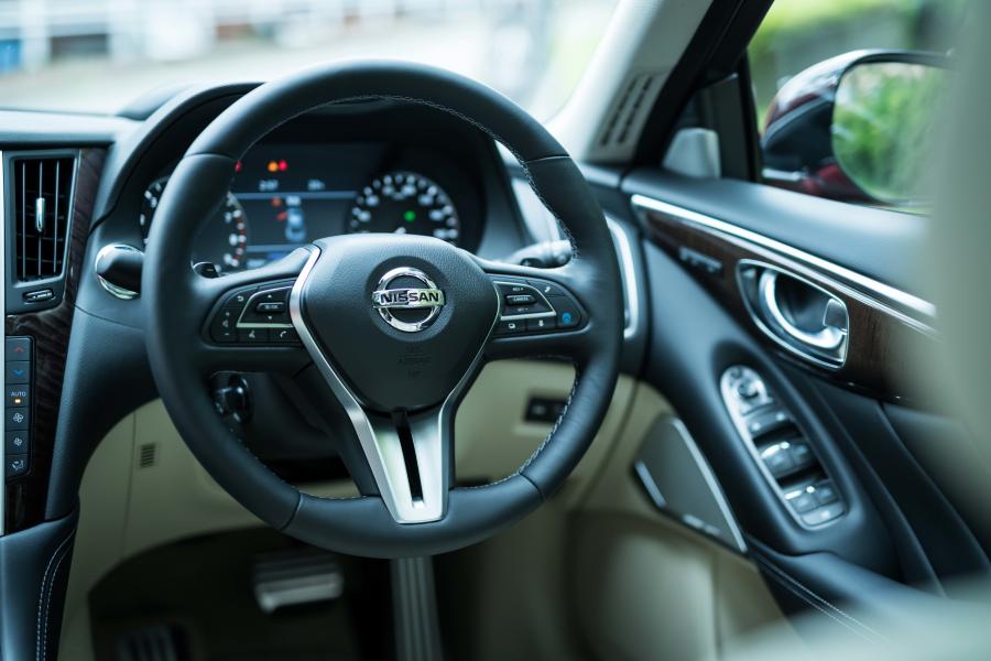 Панель приборов Nissan Skyline GT Hybrid (V37) 2019 года  (фото 21 из 35)